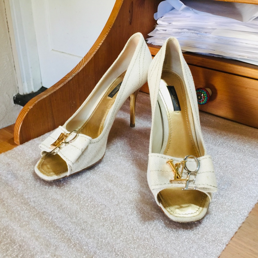 Louis Vuitton OPEN TOE PUMPS GOLD LOGO HEELS